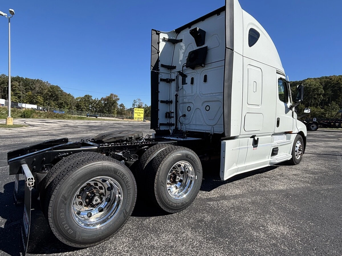 2022 Freightliner Cascadia — photo 5