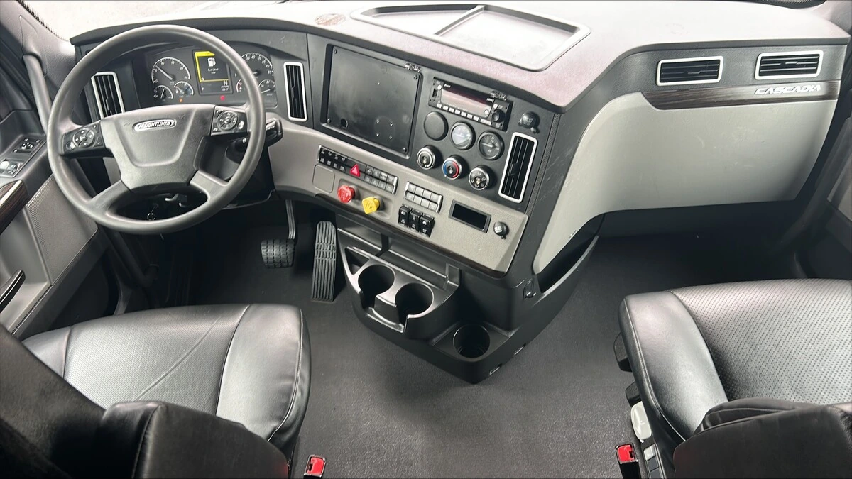 2022 Freightliner Cascadia - image 4