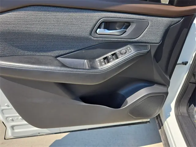 2021 Nissan Rogue SV photo 10
