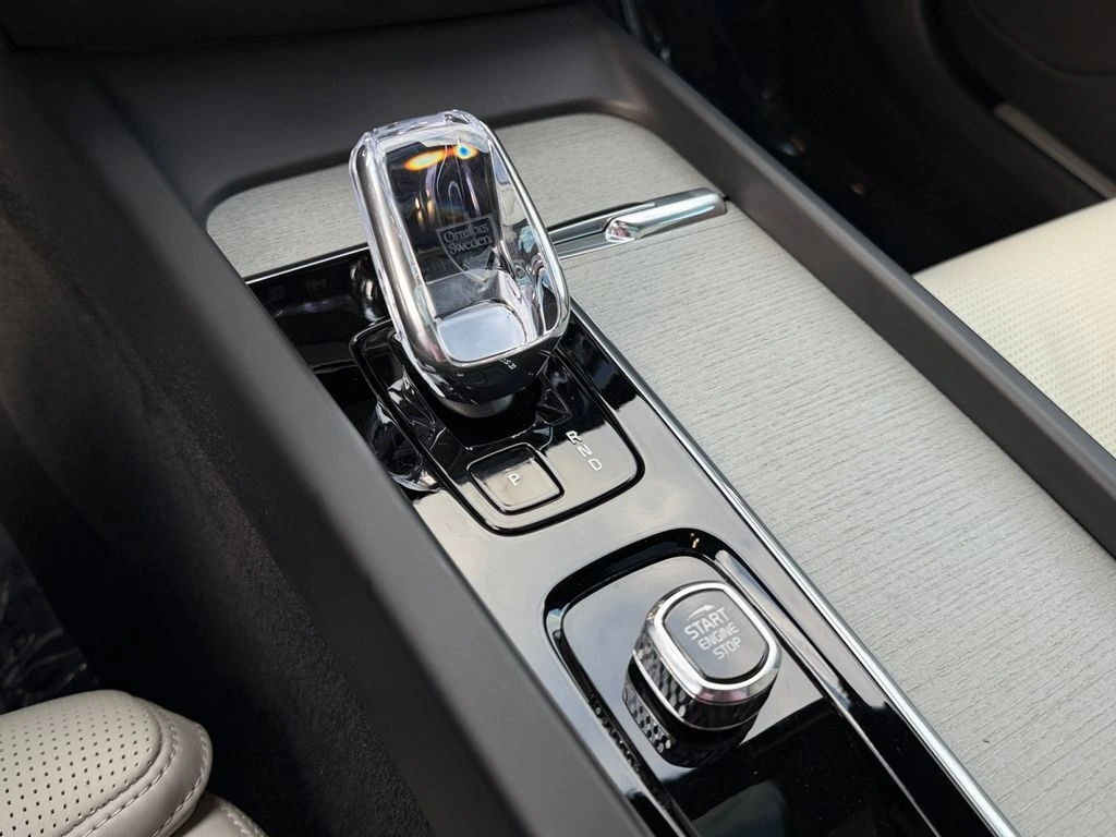 2025 Volvo - image 25