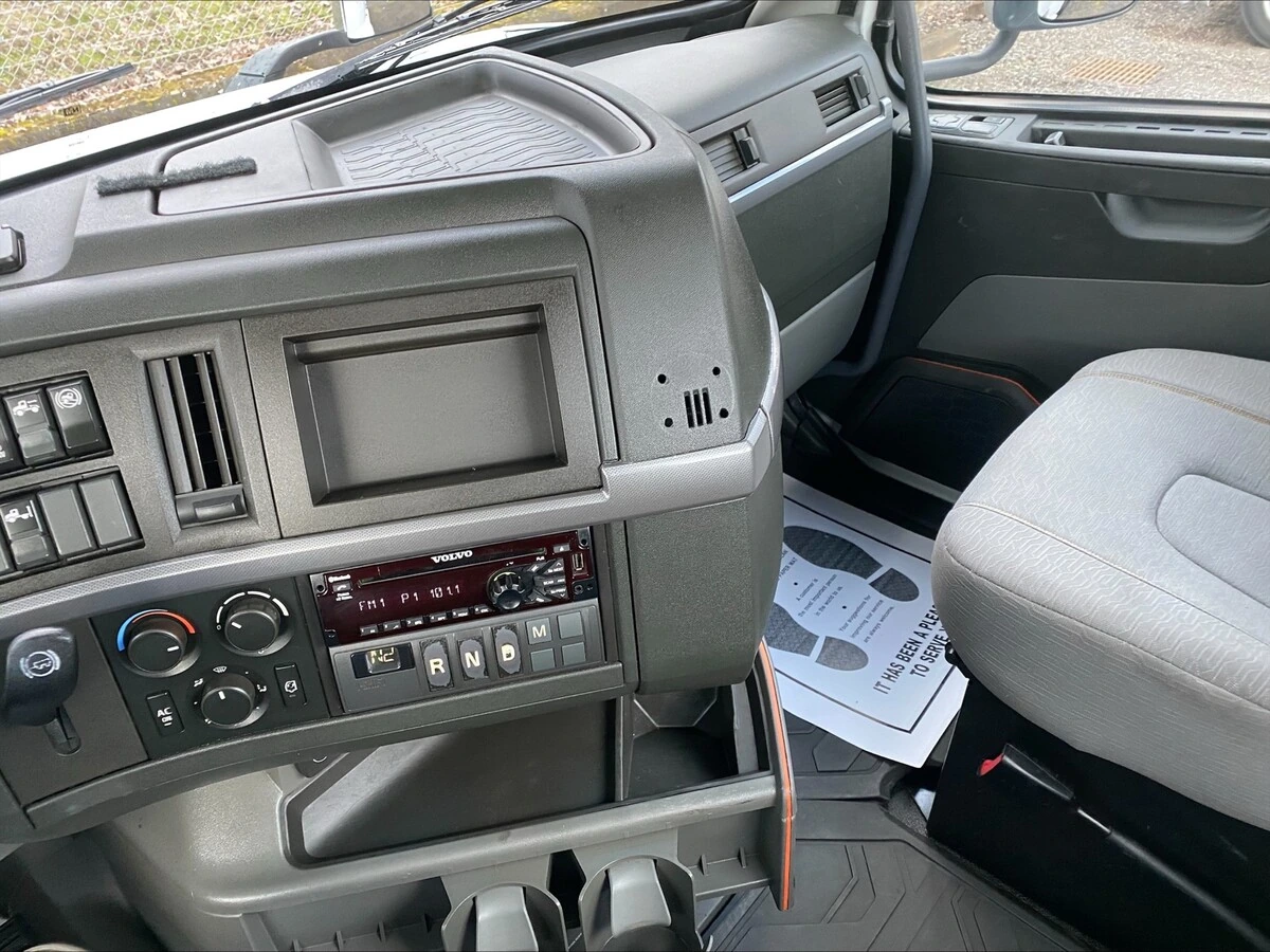 2019 Volvo VNL 860 - image 7