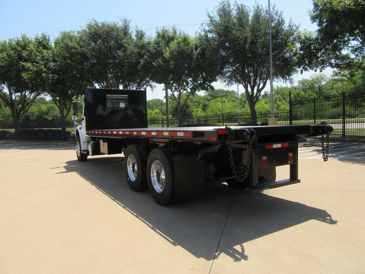 2017 Freightliner M2 106 — photo 3
