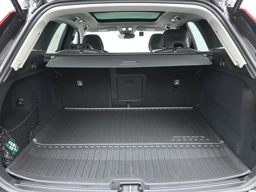 2025 Volvo - image 27