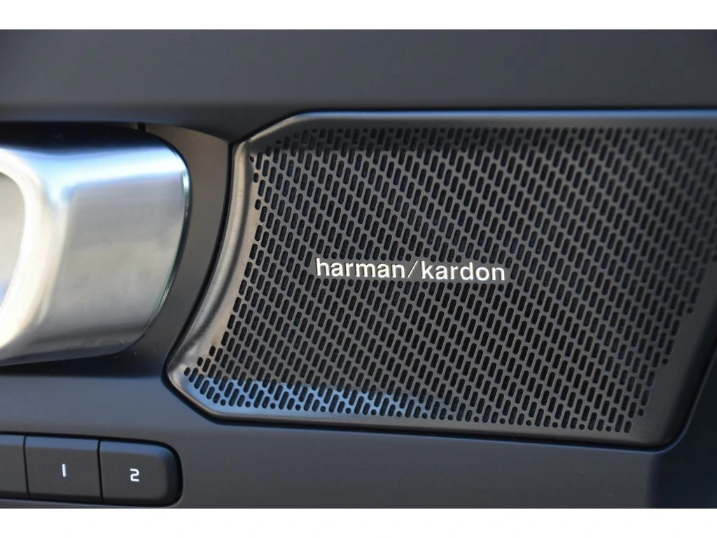 2025 Volvo - image 28