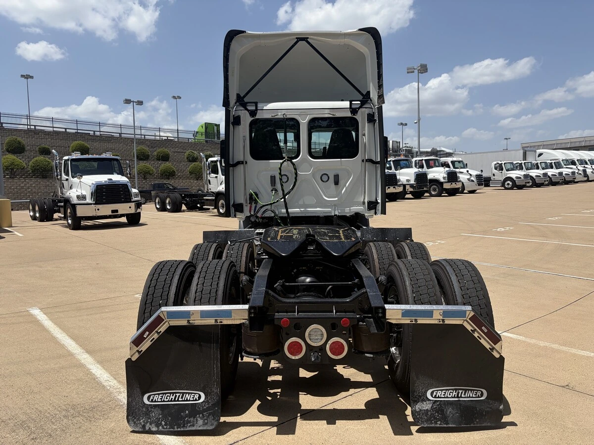2027 Freightliner Cascadia — photo 4