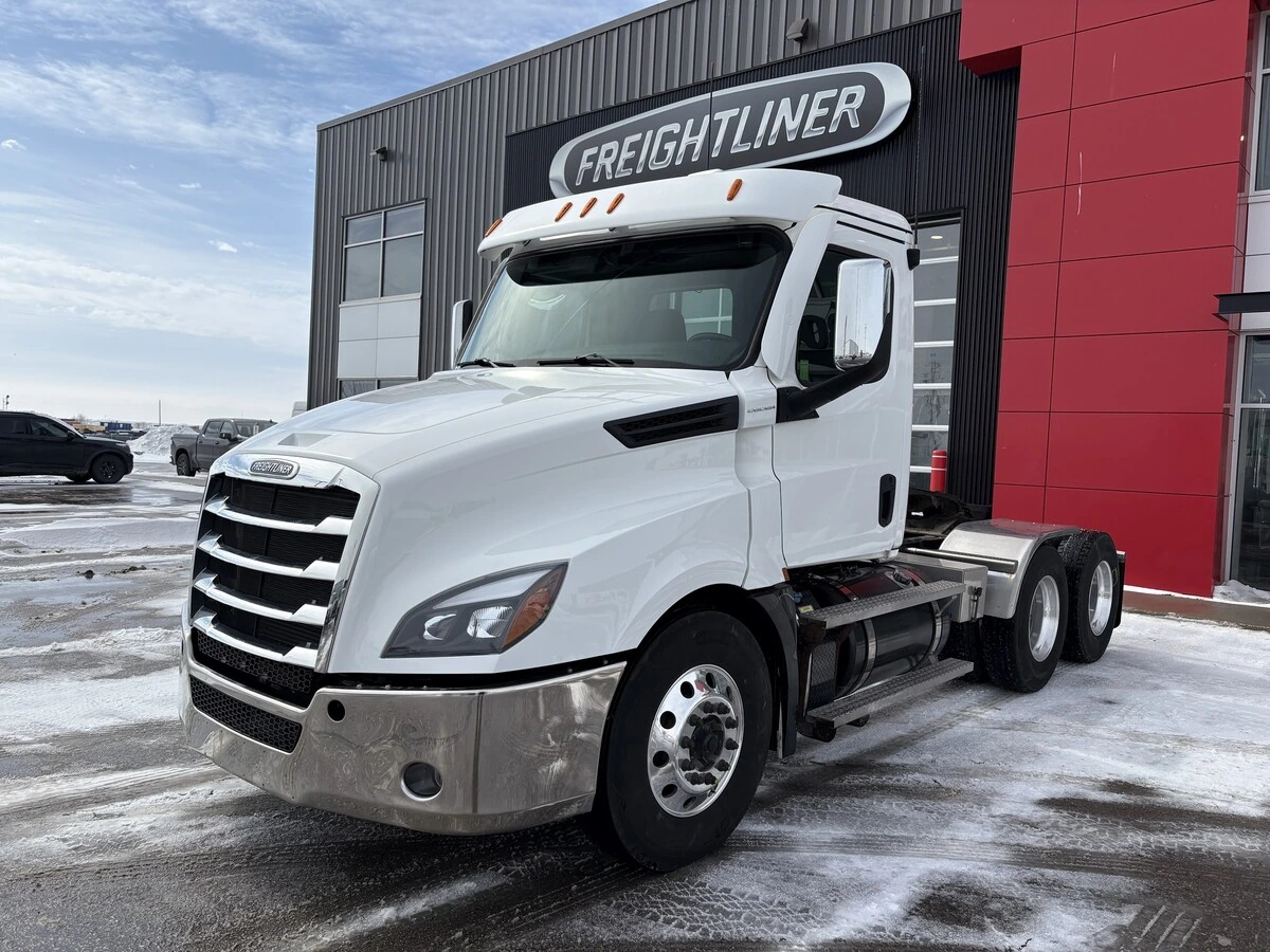 2021 Freightliner Cascadia - image 1