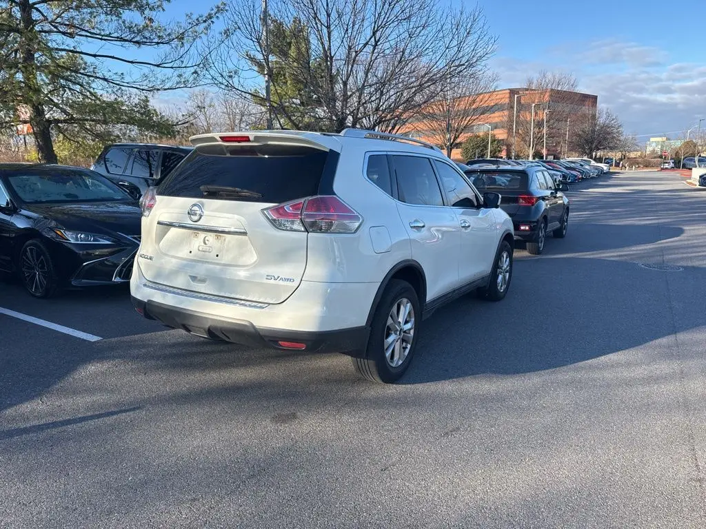 2016 Nissan Rogue SV photo 3