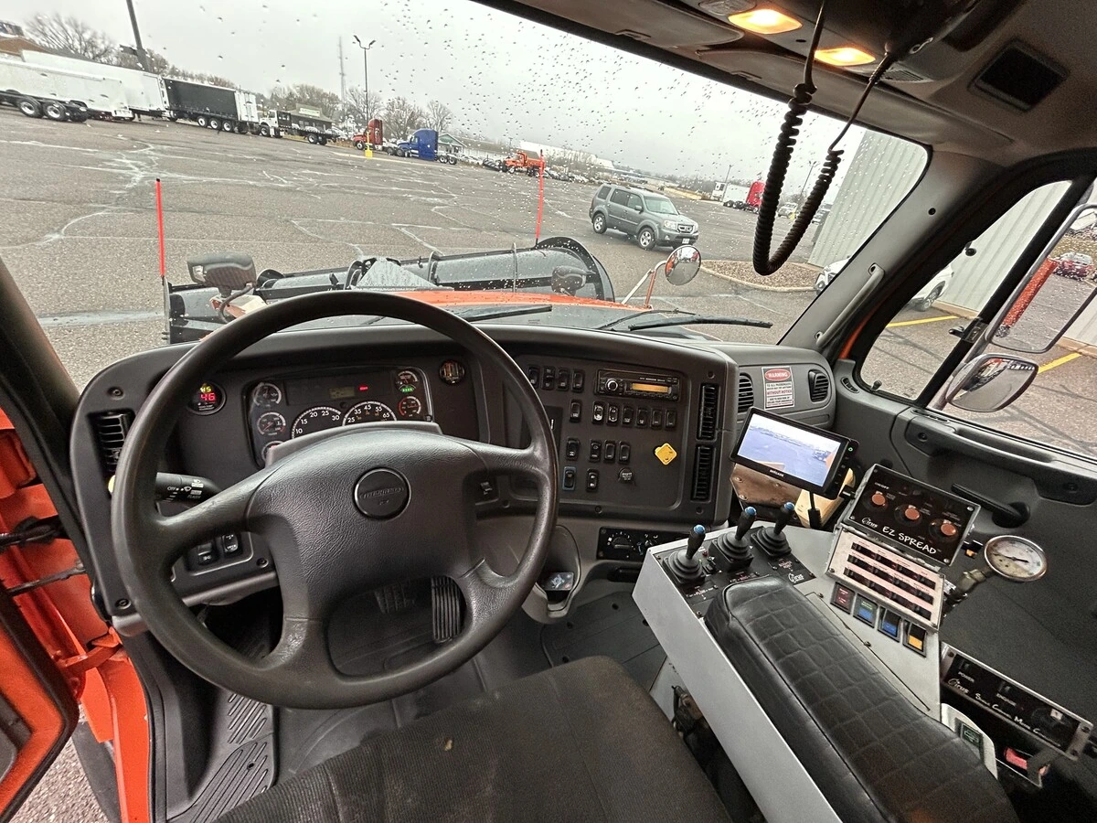 2015 Freightliner 114SD - image 9