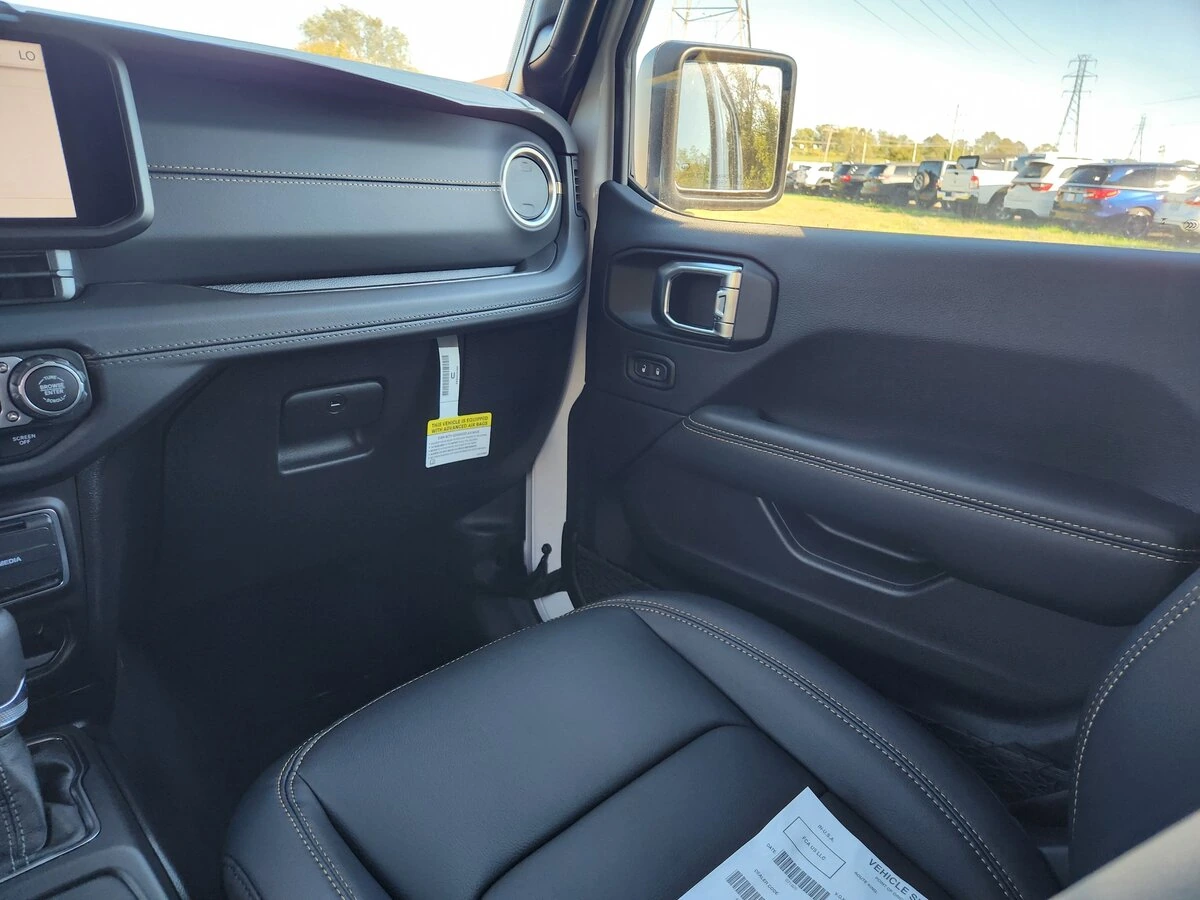 2025 Jeep Wrangler 4-Door Sahara - Photo 25