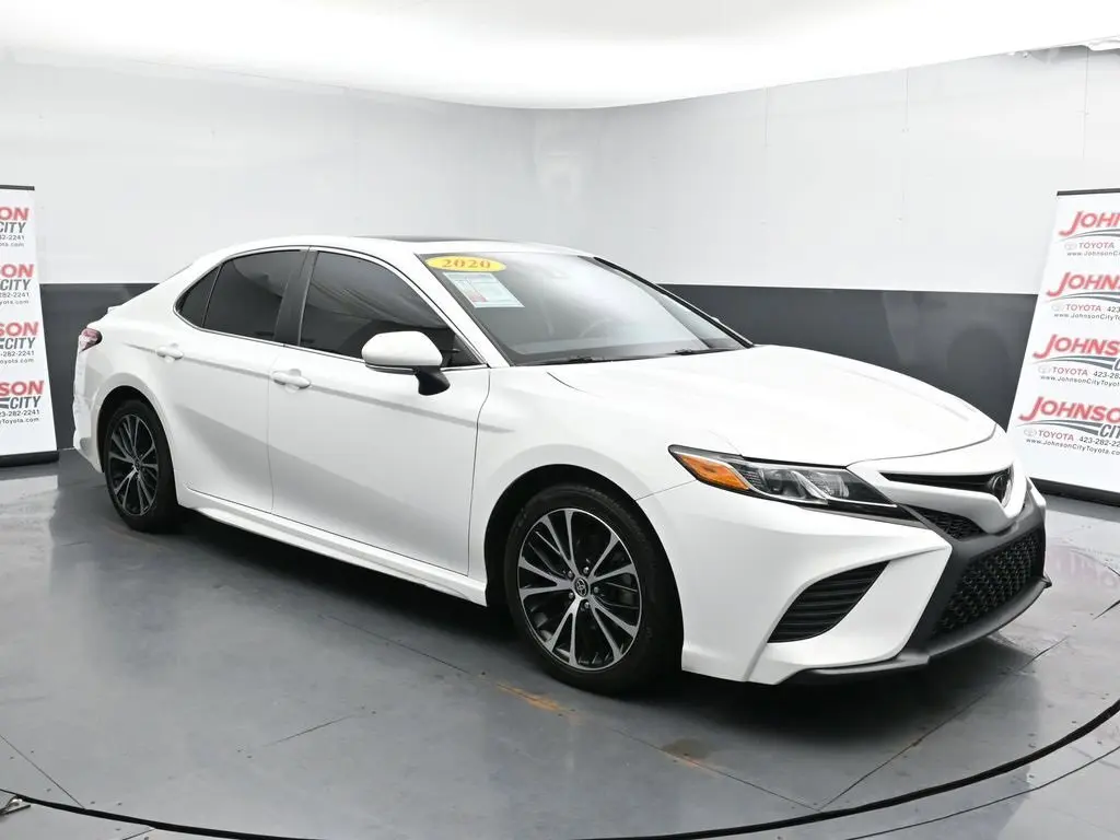2020 Toyota Camry SE photo 2