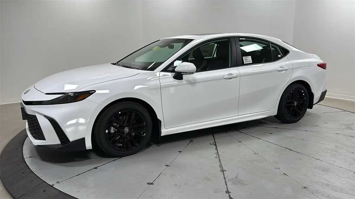 2026 Toyota Camry SE's photo