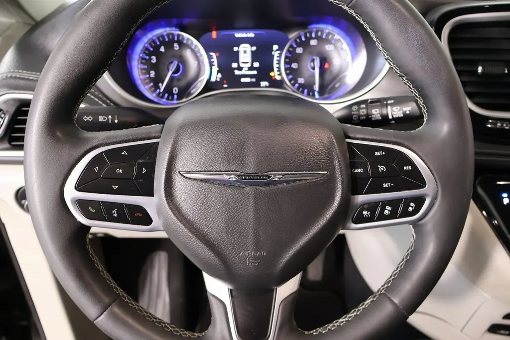 2022 Chrysler Pacifica Touring L photo 3