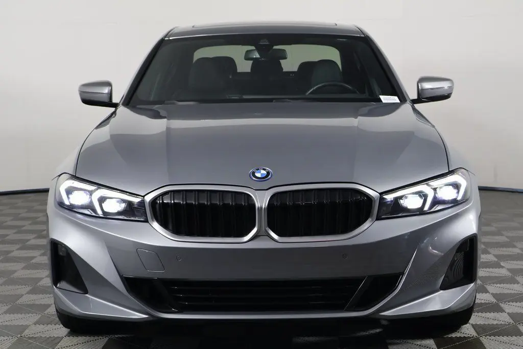 2023 Bmw 330e Sedan photo 2