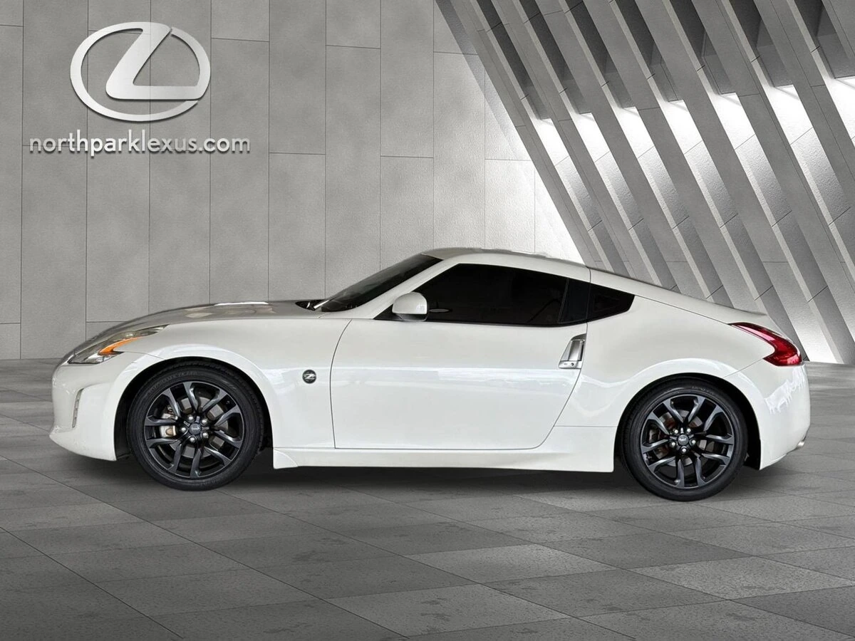 2017 Nissan 370Z Coupe Touring 7A/T's photo
