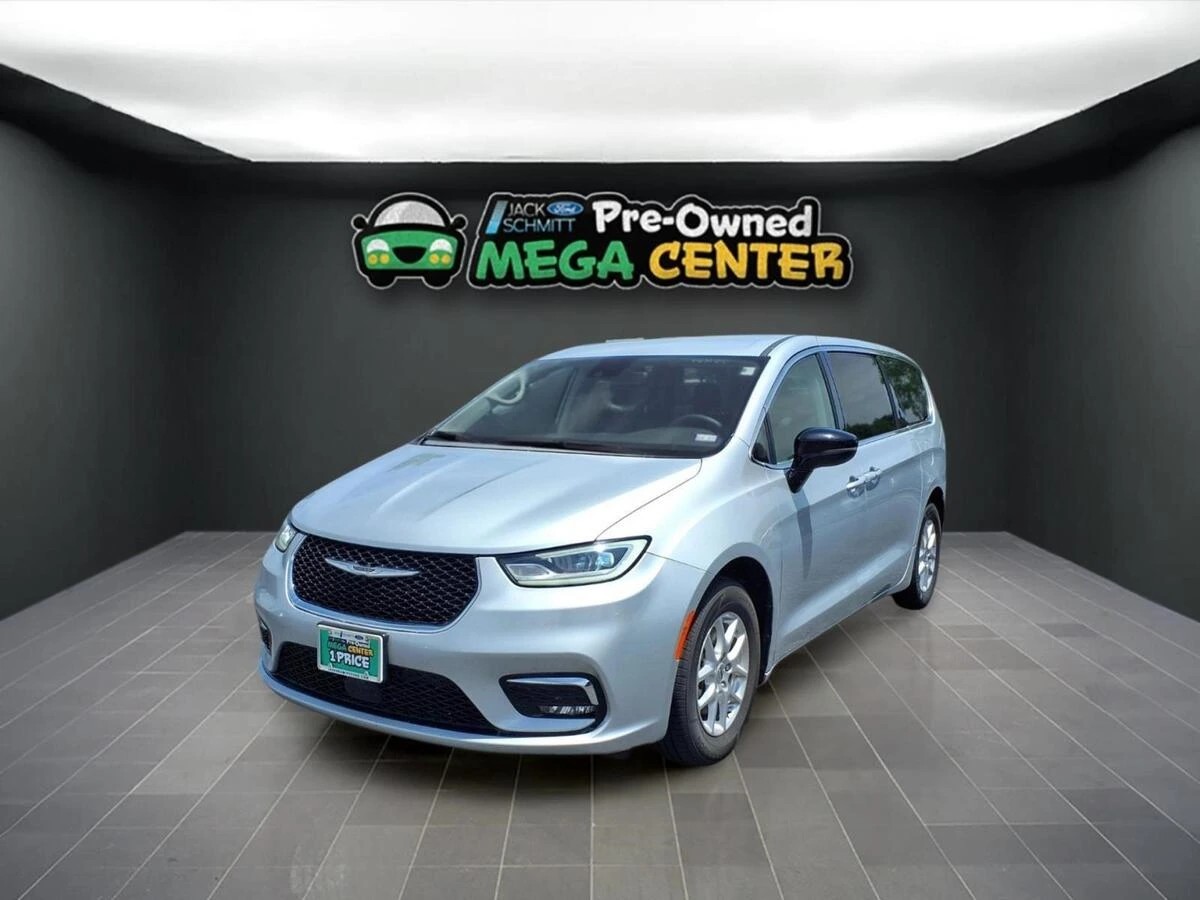 2024 Chrysler Pacifica Touring L's photo