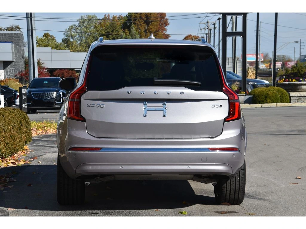 2026 Volvo - image 5