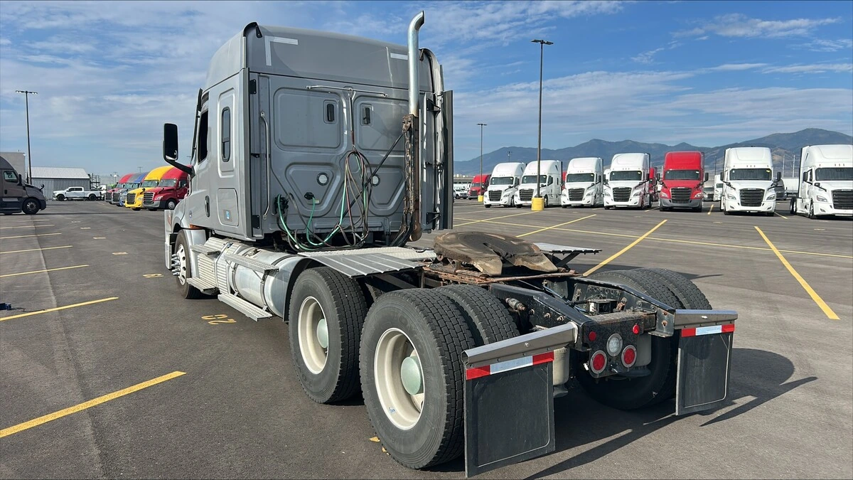 2023 Freightliner Cascadia — photo 2
