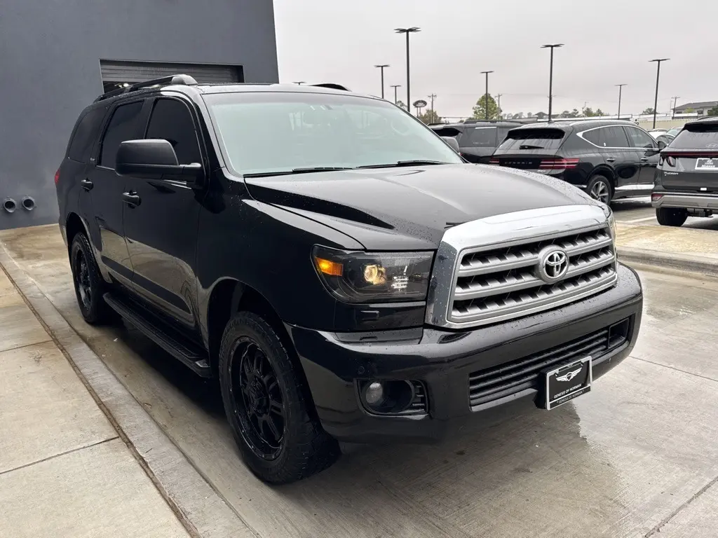 2010 Toyota Sequoia Platinum photo 2