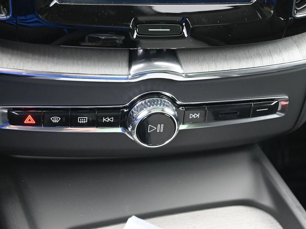 2025 Volvo - image 17