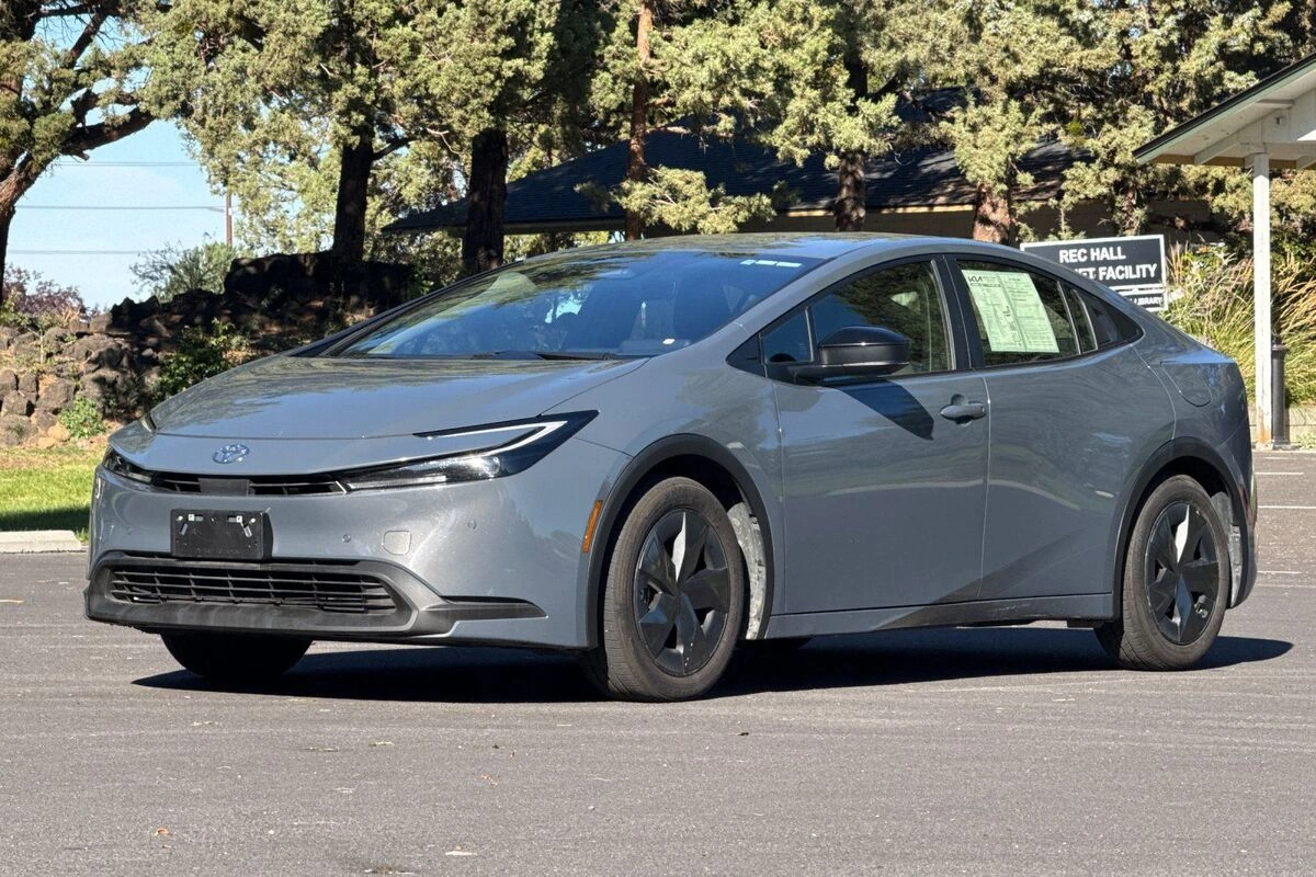 2025 Toyota Prius LE - Photo 8