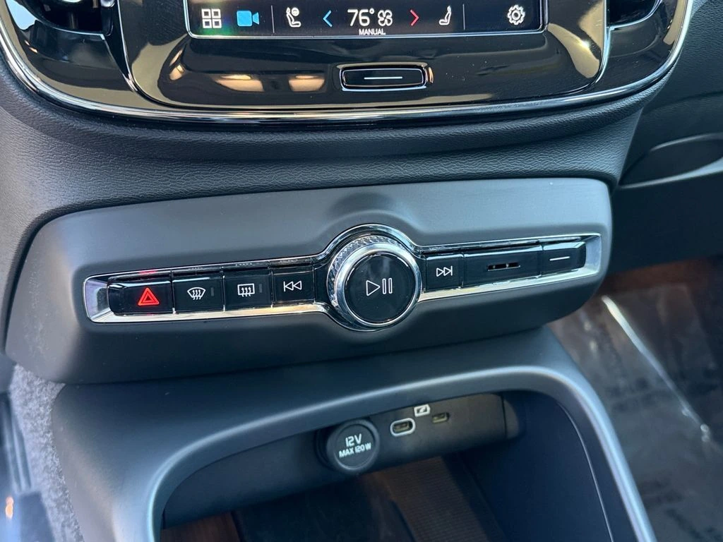 2025 Volvo - image 23