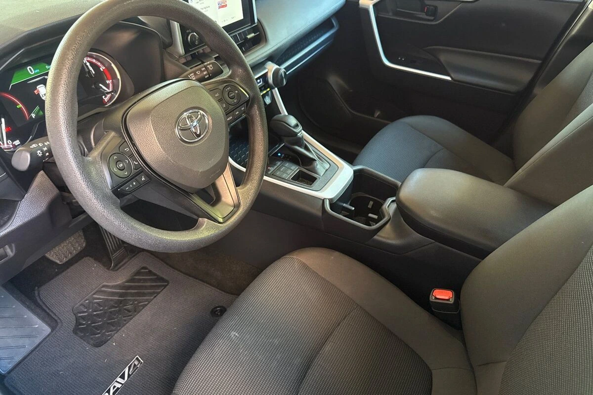 2025 Toyota RAV4 LE - Photo 10
