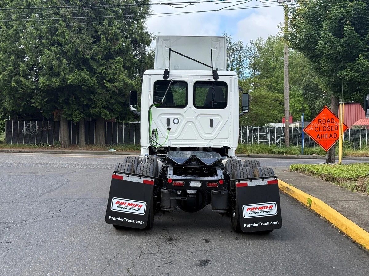 2027 Freightliner Cascadia — photo 4