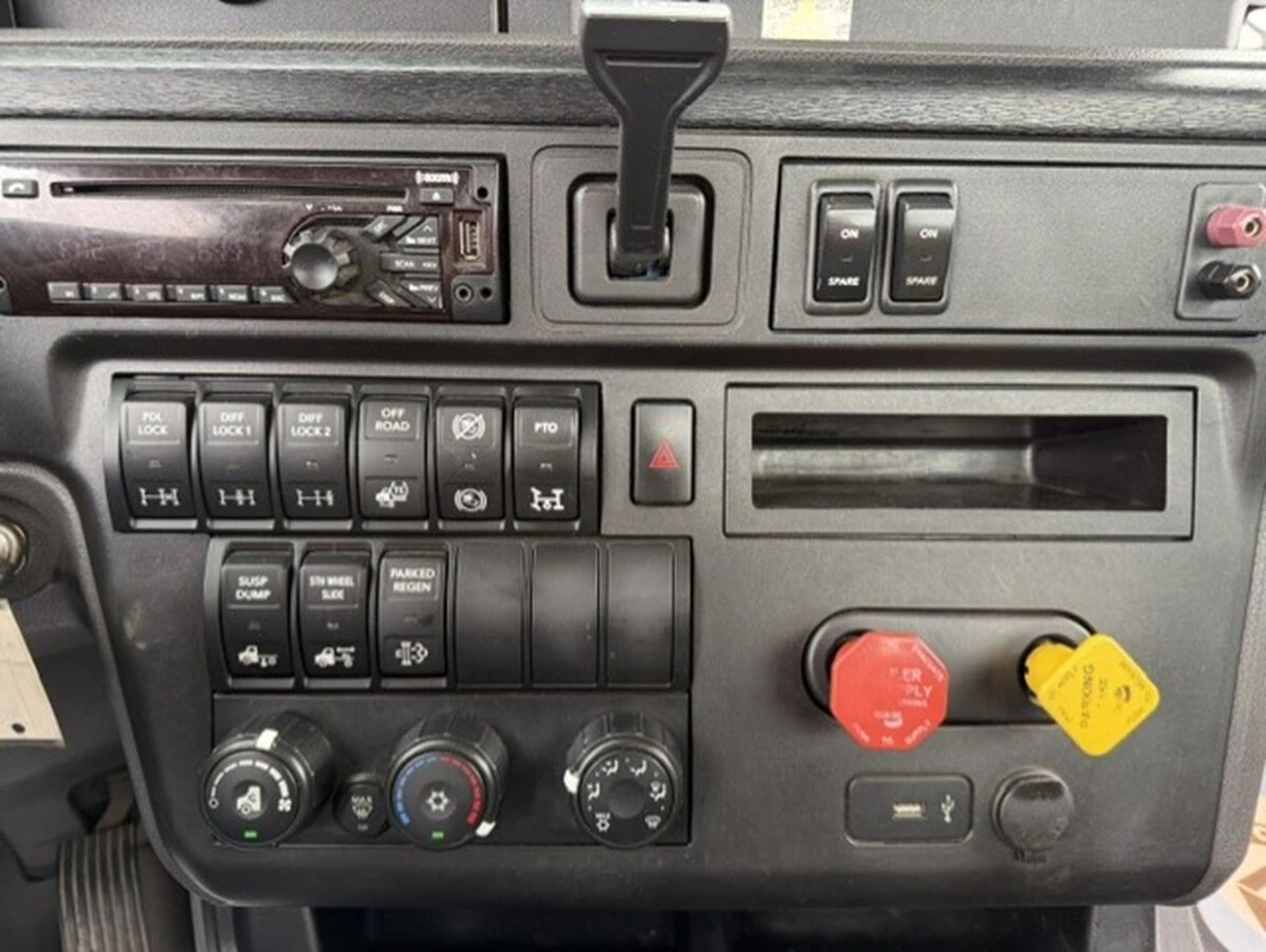 2019 International LT in Bridgeport, CT — photo 7