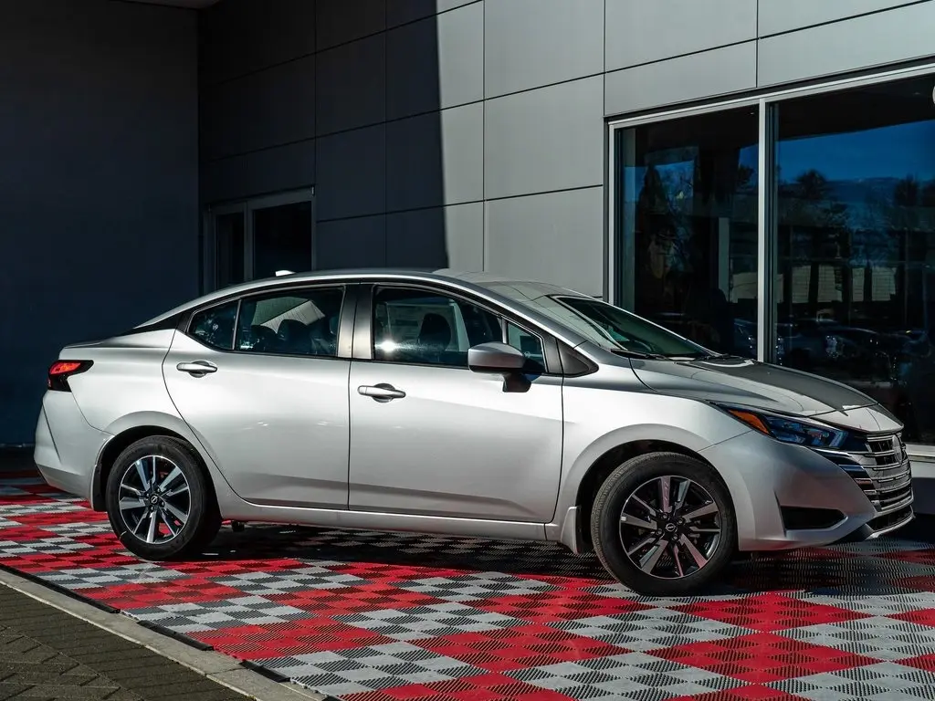 2025 Nissan Versa 1.6 SV photo 2