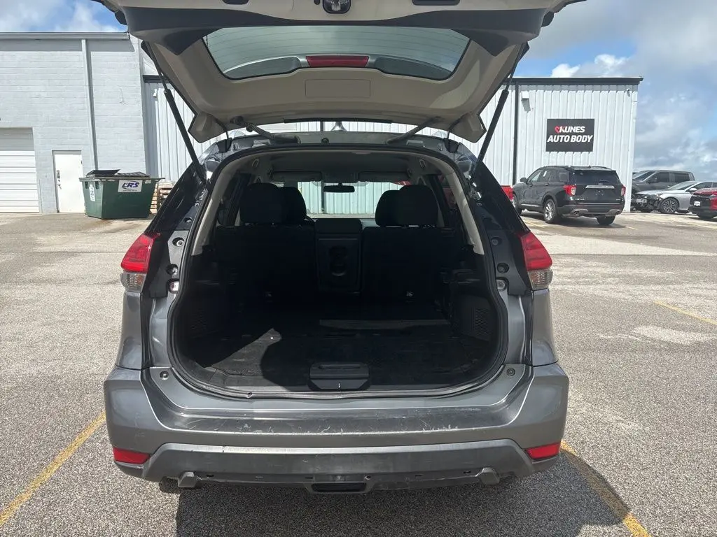 2017 Nissan Rogue SV photo 11