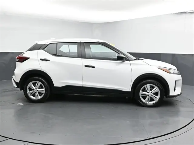 2023 Nissan Kicks S photo 9