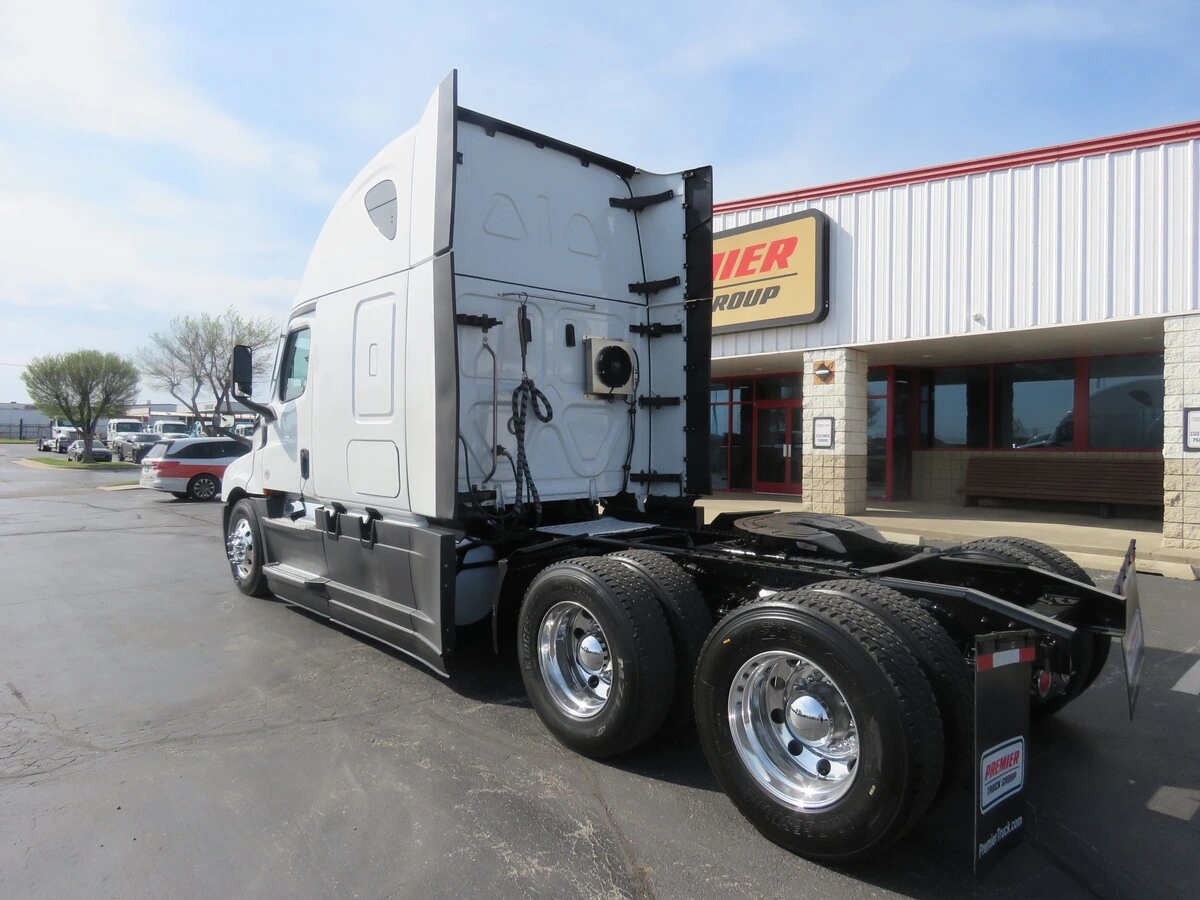 2023 Freightliner Cascadia - image 3