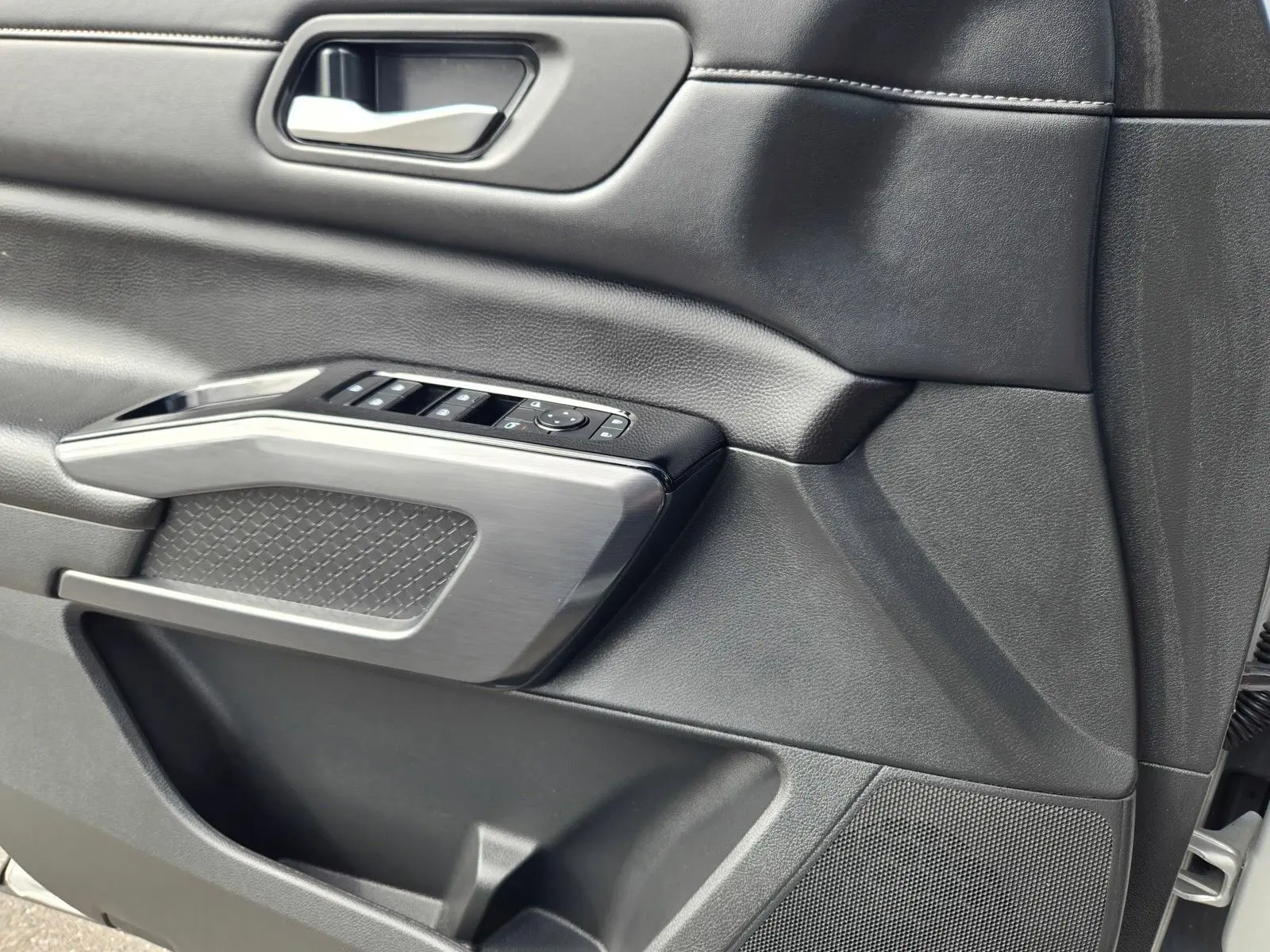 2024 Nissan Pathfinder SL photo 16