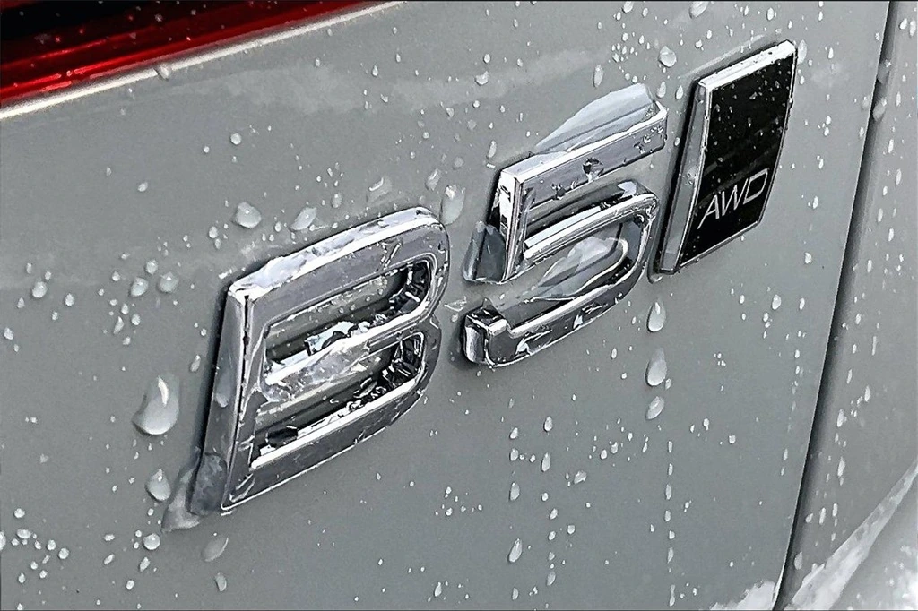 2026 Volvo - image 9