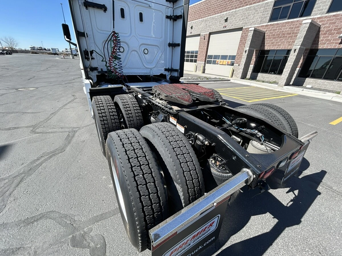 2022 Freightliner Cascadia - image 11