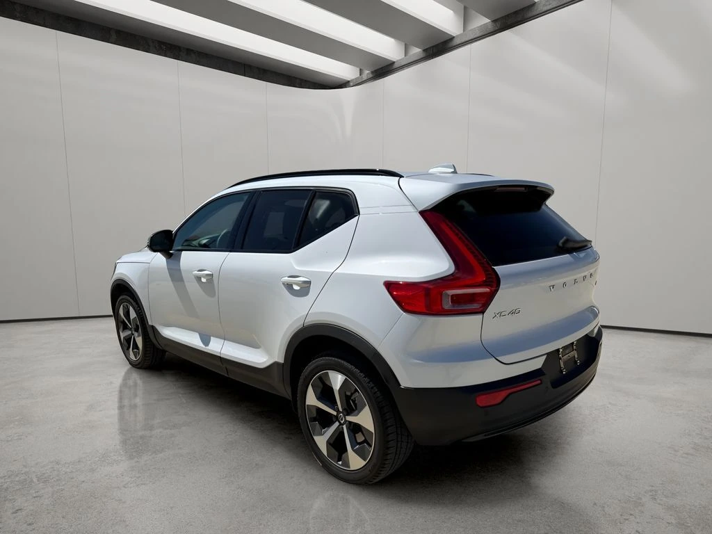 2023 Volvo - image 3