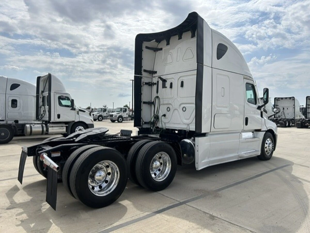 2025 Freightliner Cascadia — photo 8