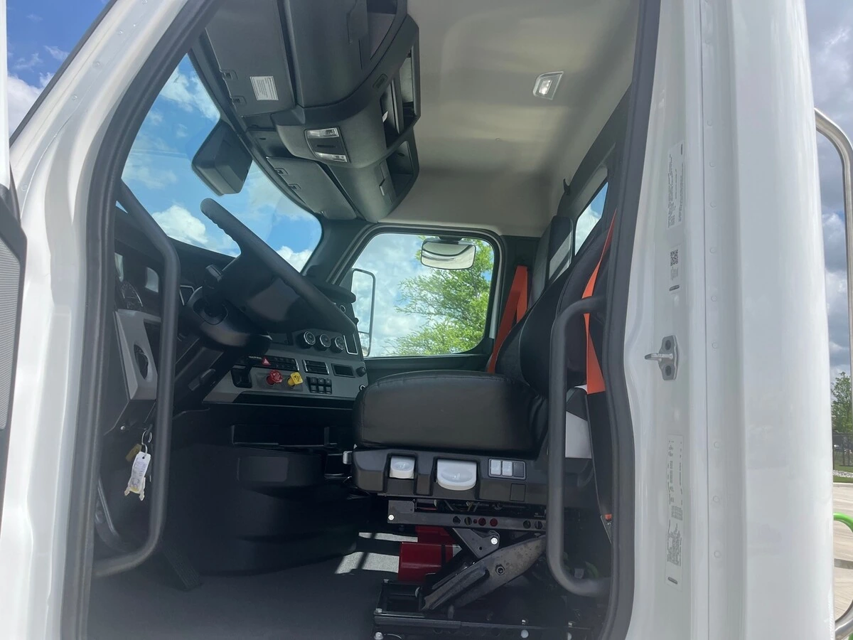 2027 Freightliner Cascadia - image 9