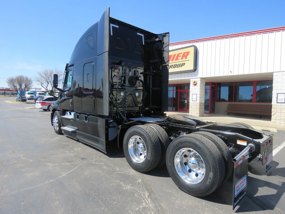 2022 Freightliner Cascadia - image 3