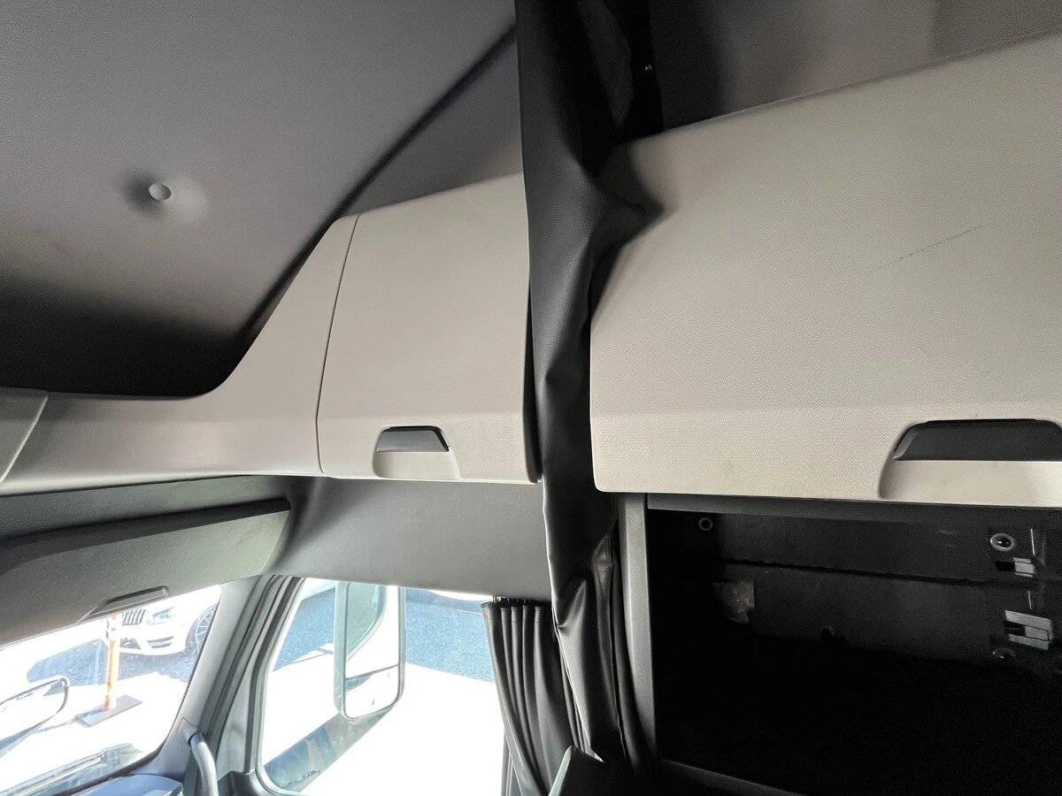 2022 Freightliner Cascadia - image 40