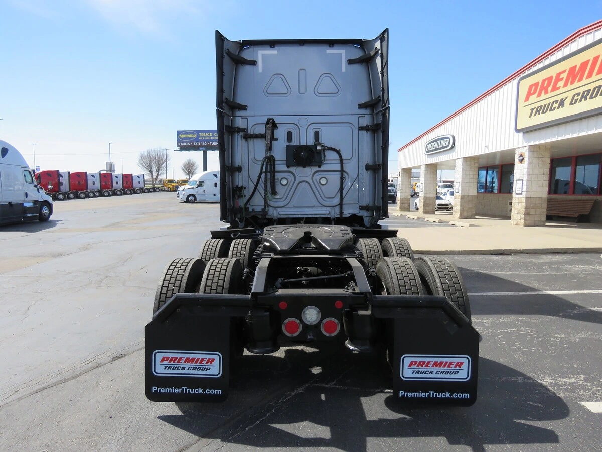 2022 Freightliner Cascadia - image 5