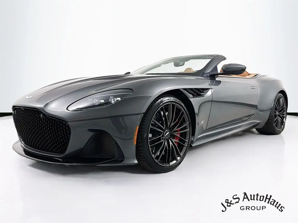 2021 Aston Martin DBS photo 3