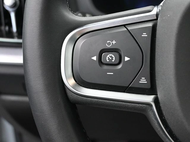 2025 Volvo - image 30