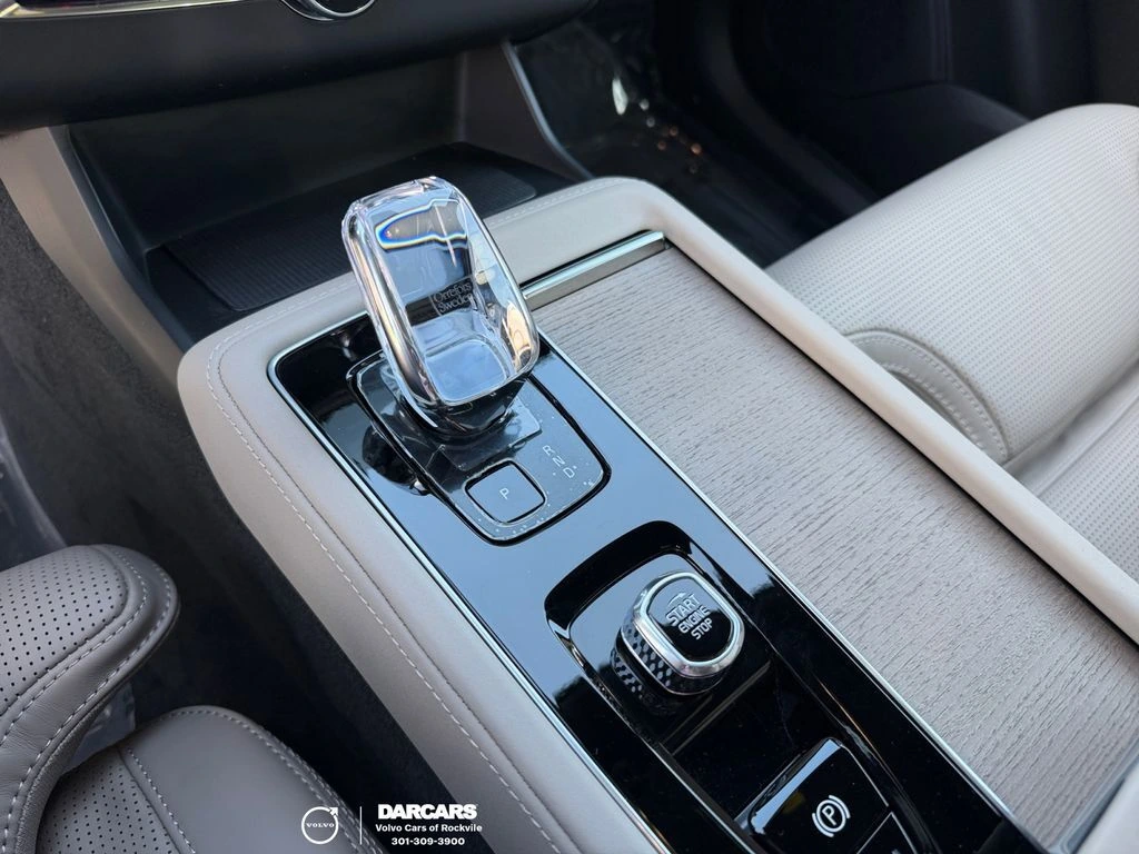 2025 Volvo - image 25