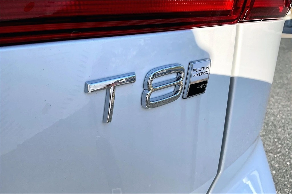 2026 Volvo - image 8
