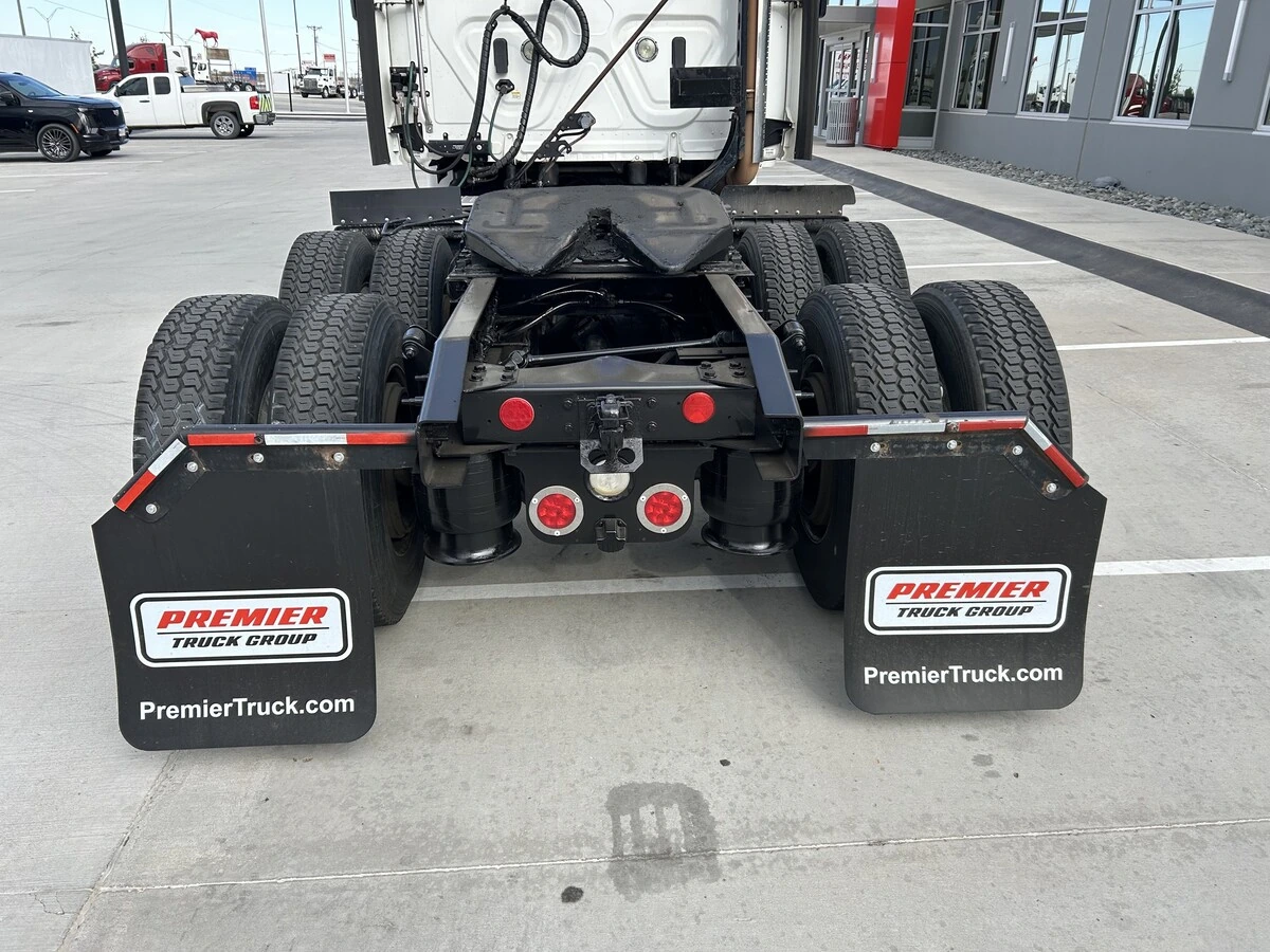 2016 Freightliner Cascadia - image 10