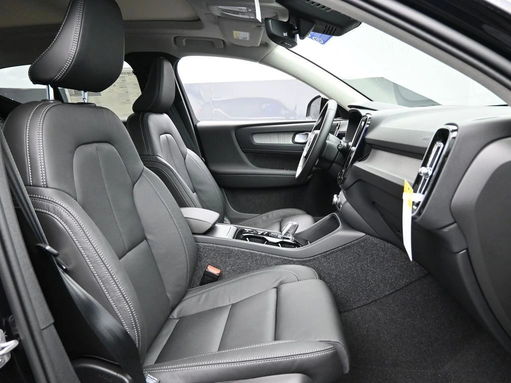 2025 Volvo - image 27