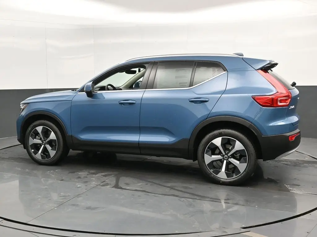 2025 Volvo - image 7