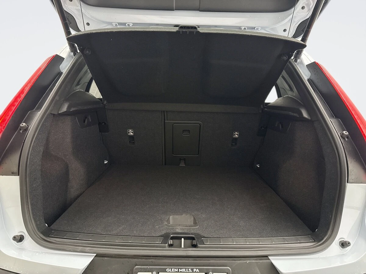 2025 Volvo - image 19