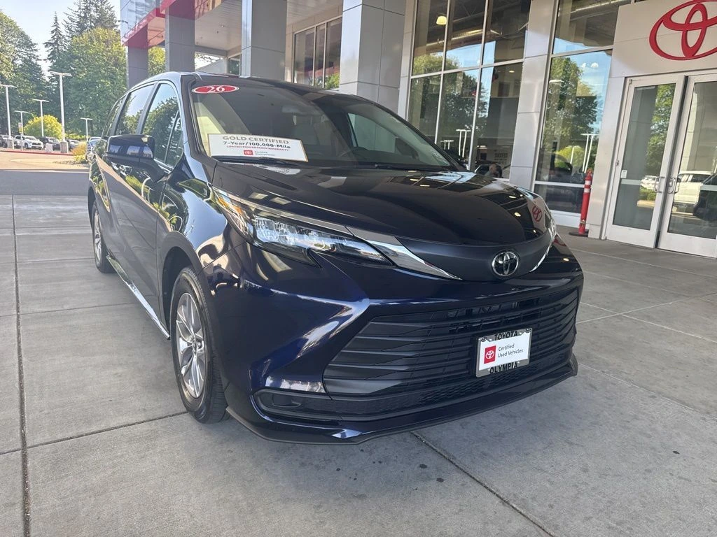 2026 Toyota Sienna LE 8-Passenger Hybrid FWD's photo